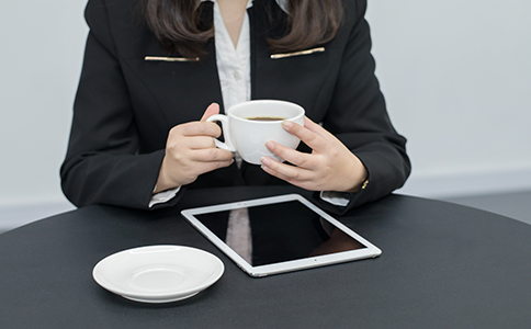 領(lǐng)取營業(yè)執(zhí)照后，需帶上營業(yè)執(zhí)照原件和法人代表身份證原件到特定單位印刻辦理備案。